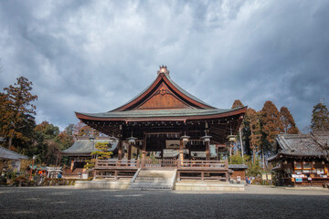 滋賀県近江八幡市にある沙沙貴神社の拝殿と境内風景