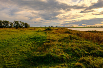 Lichtstimmung am Abend bei Zarrenzin mit Blick zur Insel Bock im Nationalpark Vorpommersche Boddenlandschaft, Mecklenburg Vorpommern, Deutschland