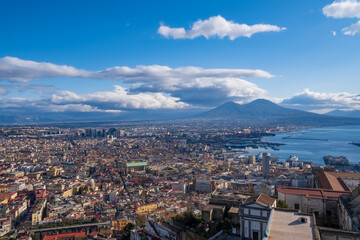 ナポリ湾と街並み