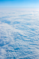 飛行機の窓から見える雲海