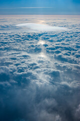 飛行機の窓から見える雲海