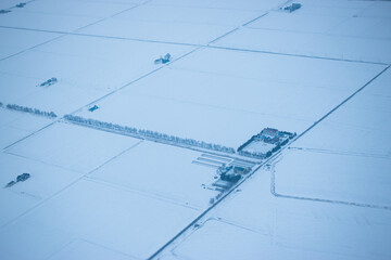 飛行機の窓から見える雪景色の千歳市