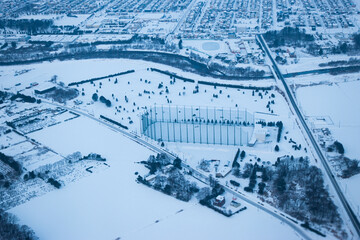 飛行機の窓から見える雪景色の千歳市