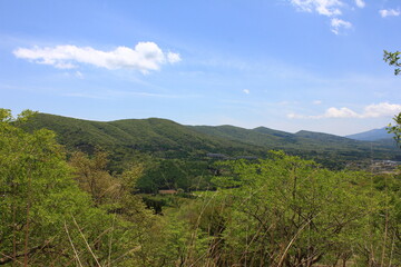 山中湖の東にある明神山と高指山の間にある切通峠からの風景