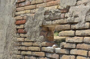 Trou dans un mur en reconstruction