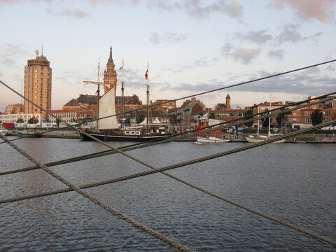 Vue panoramique sur Dunkerque &agrave; travers les cordes d'un bateau (le soir)