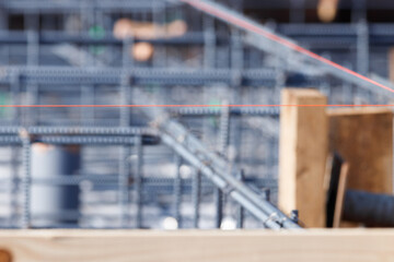 水糸を基準に鉄筋を配筋して基礎の下地を作る