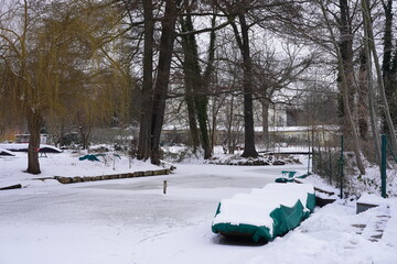 Vereister, schneebedeckter Spreewaldhafen im Winter (Kleiner Hafen, Lübbenau)