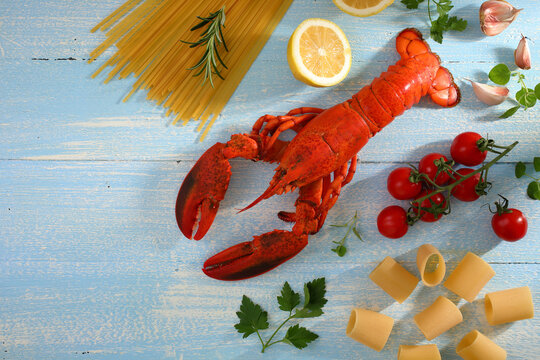 crostacei astice rosso crudo su tavolo di legno celeste
