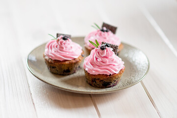 Frische Blaubeer Cupcakes mit Rosa Frosting und Blaubeeren
