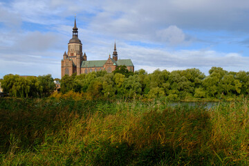 Blick auf die Sankt-Marien-Kirche vom Frankensee in der Weltkulturerbe und Hansestadt Stralsund, Mecklenburg-Vorpommern, Deutschland