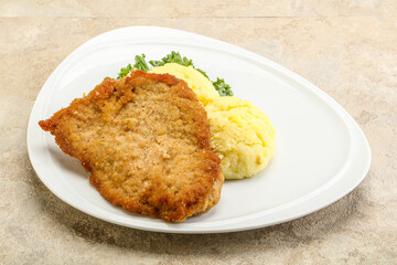 Crispy chicken schnitzel with mashed potato