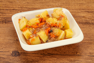 Roasted potato and beef with sauce