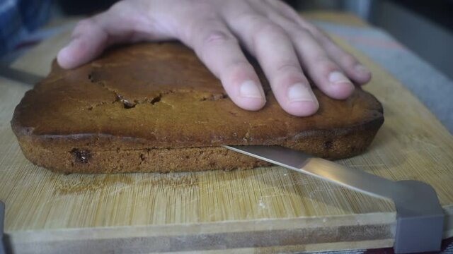 Persona partiendo bollo tiramisu