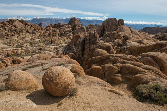 Desert Boulders in the Alabama Hills in front of contiguous Amer