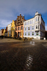 Fototapeta premium Die historische Altstadt am Alten Markt in der Weltkulturerbe- und Hansestadt Stralsund, Mecklenburg-Vorpommern, Deutschland