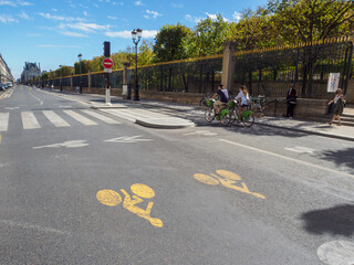 pistes cyclables à Paris rue de Rivoli
