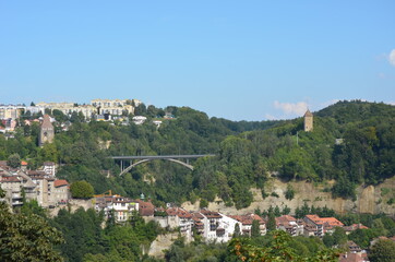 Fototapeta na wymiar Basse-ville et haute-ville de Fribourg par temps ensoleillé sans nuages, Suisse