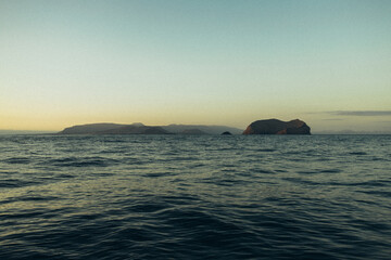 Vista islas de Lanzarote y Montaña Clara desde el mar Archipiélago chinijo