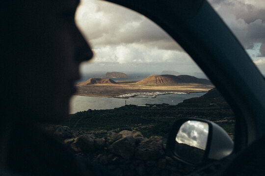 Vista isla de La Graciosa desde ventana de furgoneta