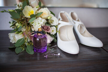 delicate wedding details in the morning	