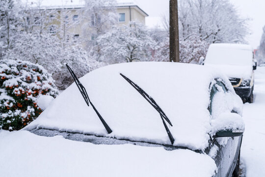 Abgeklappte Scheibenwischer bei einem Auto , damit sie nicht festfrieren
