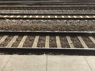 Naklejka premium The image of waiting for a train while looking at the track