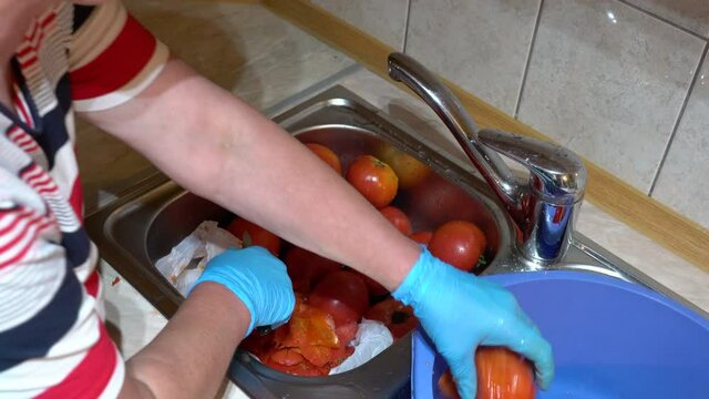 Peeling tomatoes for cooking - (4K)