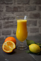Obraz na płótnie Canvas Orangensaft mit frischen Orangen 