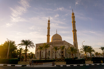Fototapeta na wymiar Beautiful large Islamic mosque at the sky background