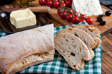 chleb, jedzenie, bochenki, pieczone, posiłek, śniadanie, przekąska, swiezy, przepyszny, obiad, biała, piekarnia, ciasta, zdrowa, smaczny, delikatesowy, domowe, ser, włoski, czarnuszka, zioła, pomidory