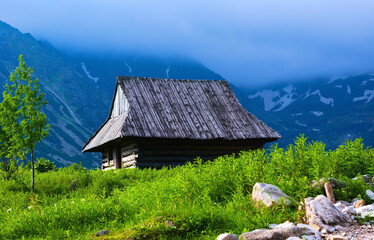 Drewniany domek w Tatrach , Hala Gąsienicowa  - obrazy, fototapety, plakaty