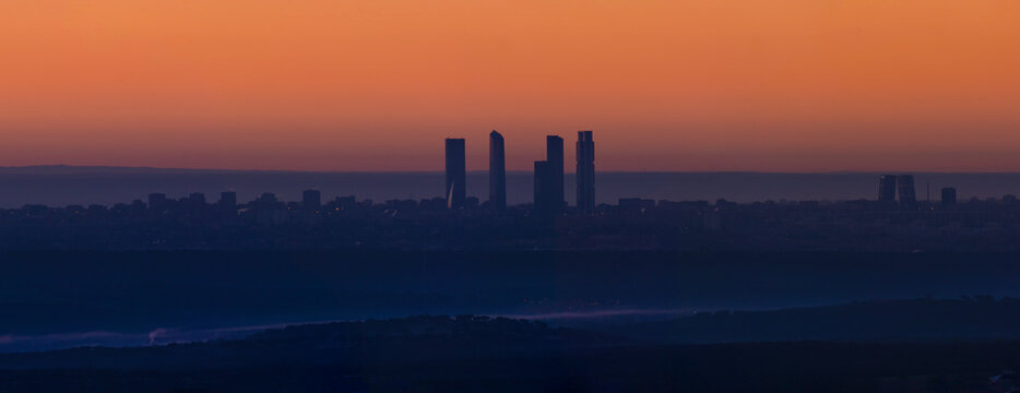 Panor&aacute;mica de amanecer cuatro torres de Madrid con cielo naranja