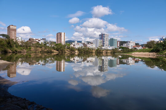 Stadtansicht von Blumenau, Santa Catarina mit Spiegelung im Wasser des Rio Itajai