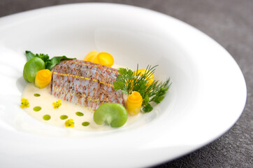 魚（イトヨリ）のポワレ、春野菜とクリームソース