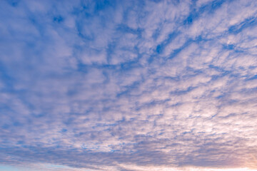 Obraz premium Amazing colorful clouds on the evening sunset sky.