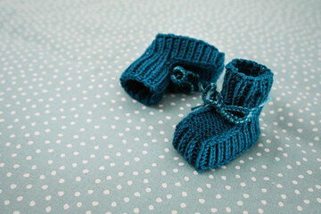 Blaue Babyschuhe aus Wolle