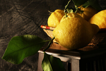 Composizione di limoni; natura morta su fondo scuro