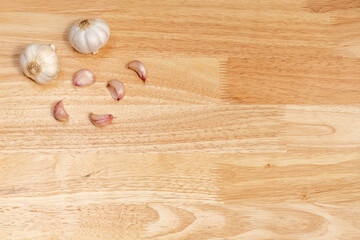 Fototapeta na wymiar garlic and cloves of garlic on a wooden table