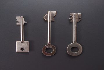 Stillleben mit drei Safes-Schlüsseln in unterschiedlicher Ausführung  auf schwarzem  Hintergrund