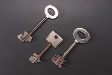 Stillleben mit drei Safes-Schlüsseln in unterschiedlicher Ausführung  auf schwarzem  Hintergrund