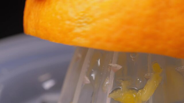 squeezing orange using squeezer 4k