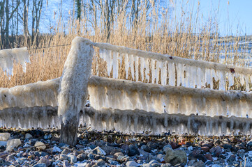 Eiszapfen an einem Zaun