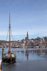 Flensburger Hafen mit St.J&uuml;rgen Kirche und Boote im Winter.