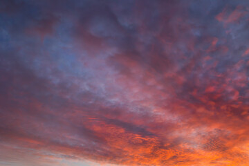 Blauer Himmel mit Wolken im Abendlicht