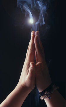 Hands joined by the woman who prays