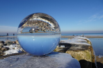 Strand - Meeresbucht - Spiegelung in der Glaskugel - Ostsee