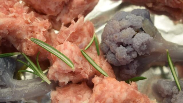Cavolfiore con salsiccia ft2101_0095 Запеченная фиолетовая цветная капуста с колбасой