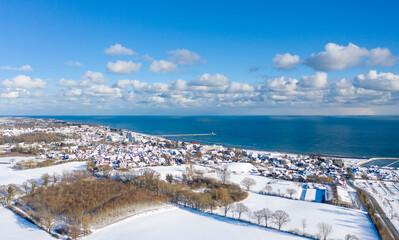 Stadt Grömitz im Winter an der Ostsee von oben, Grömitz, Schleswig Holstein, Deutschland