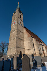 Fototapeta na wymiar Kirch mit Friedhof im Winter vor blauem, Himmel, Tüßling, St. Rupertus